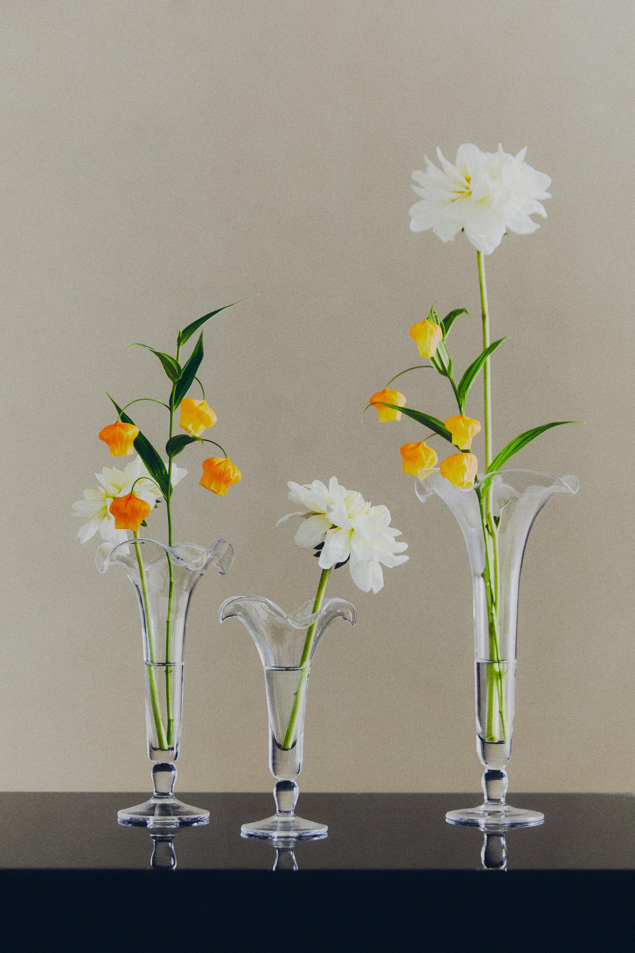 FLOWER-SHAPED GLASS VASE
